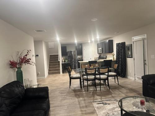Exquisite 5 Bedroom Near Airport in Ellenwood, USA