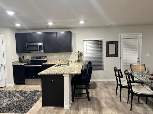 Exquisite 5 Bedroom Near Airport in Ellenwood, USA