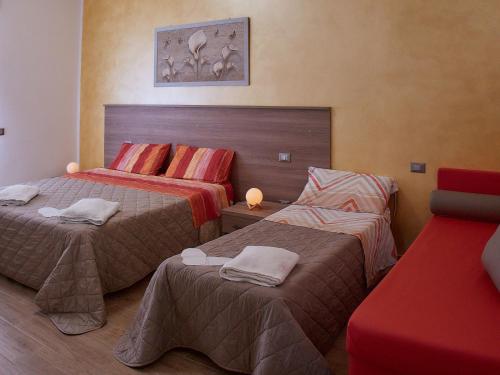 1 double bed, 1 twin bed