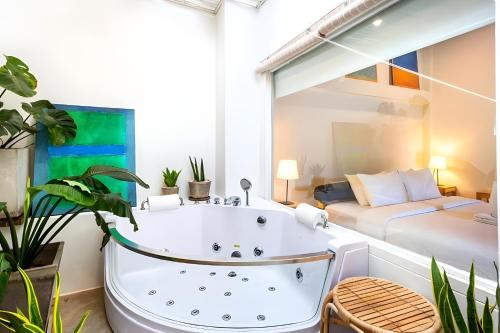 room detail thumbnail 2