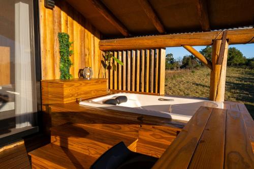 Pezsgőfürdő, Chalé romântico com jacuzzi e vista do pôr-do-sol (Chale romantico com jacuzzi e vista do por-do-sol) in Bom Principio (Rio Grande do Sul)