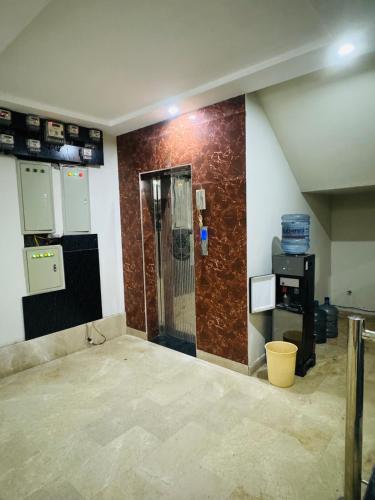 Vestíbulo, Continental Boys Hostel-Royal Heights in Lahore