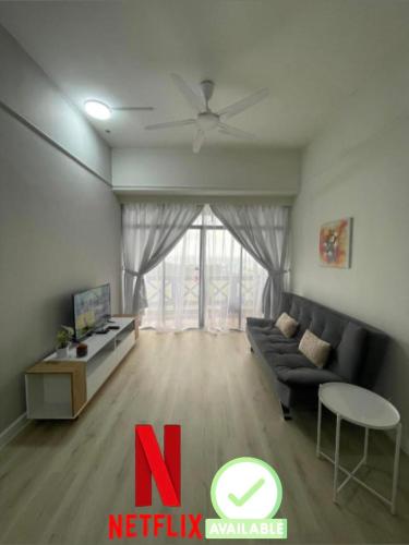 Instay Strait View Costa Mahkota