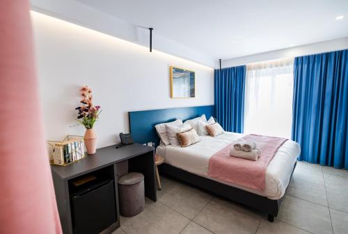 Deluxe Double Room image 8