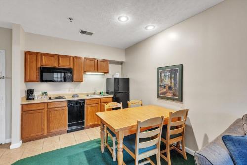 Grand Wood Suites - 2nd Floor Front Side Suite 203 in Nashville, USA