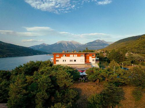 Buitenkant, Logis Hotel Eden Lac in Savines Le Lac
