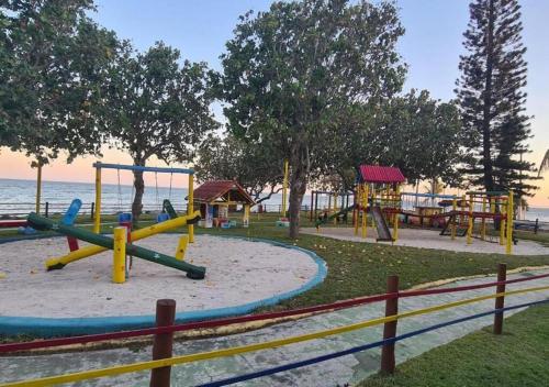 Lekeplass, Casa de frente pra lagoa in Balneario das Conchas