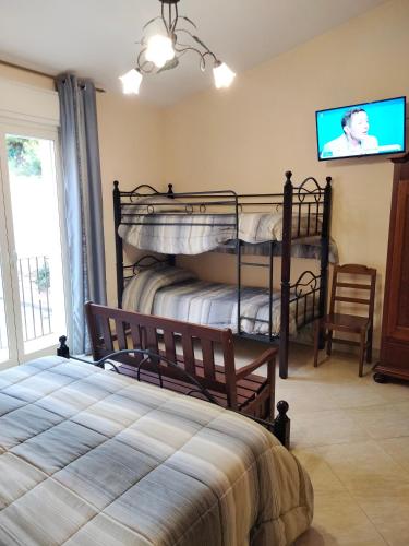 1 king bed, 2 bunk beds