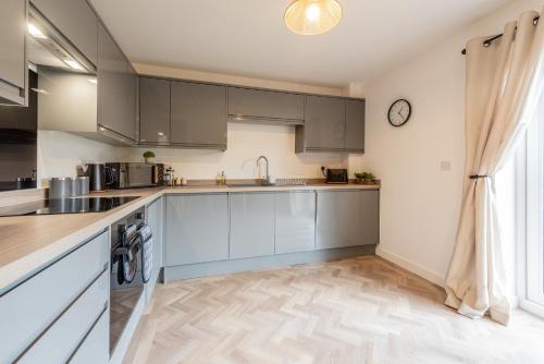 Spacious 5-Bedroom House in Nottingham in 諾丁漢市