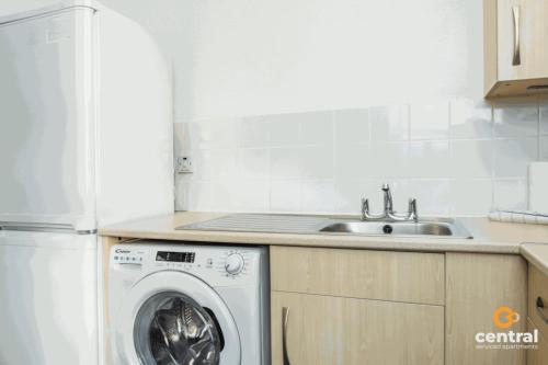 Konyha, Court Street by CENTRAL SERVICED APARTMENTS - 1 Bedroom - Walk Away to Transport Links - Street Park in Coldside
