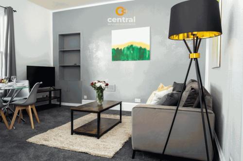 Közös társalgó / TV, Court Street by CENTRAL SERVICED APARTMENTS - 1 Bedroom - Walk Away to Transport Links - Street Park in Coldside