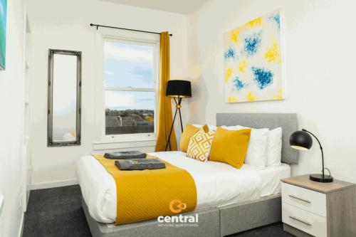 Court Street by CENTRAL SERVICED APARTMENTS - 1 Bedroom - Walk Away to Transport Links - Street Park in Coldside