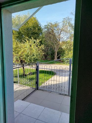 Kilátás, Santorini in Stevan Sremac