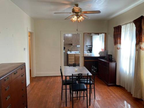First floor Two Bedroom apt near airport and Cleveland Clinic Fairview in Cleveland, USA