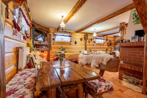 Shared lounge/TV area, Apartmany Iwona in Rokytnice nad Jizerou
