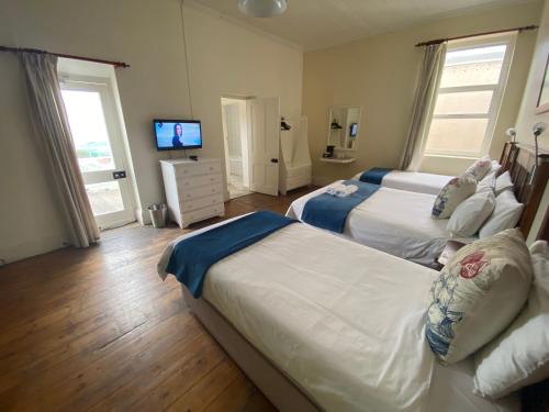 Green Door Guesthouse Room Type - Family Room with Sea View