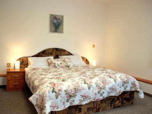1 queen bed, 1 sofa bed
