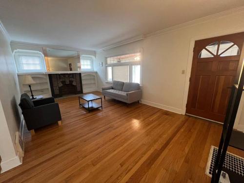 The Celi House - 2 bedroom bath house 10min Downtown & Airport near Cleveland Clinic Fairview in Cleveland, USA