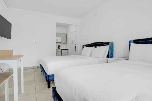 South Beach Chic Studio Retreat sleeps 4 in Miami Beach, USA