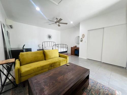 Great Private Studio in Noho in Los Angeles, USA