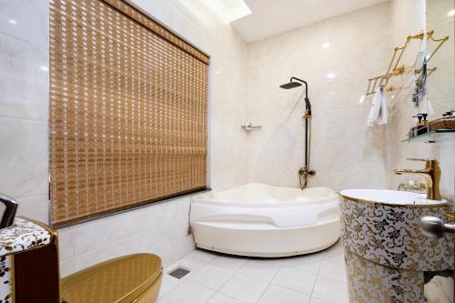 room detail thumbnail 2