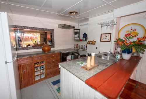 Dapur, Rumah 75 m² dengan 2 kamar tidur dan 1 kamar mandi pribadi di Maharepa (Fare Bamboo avec PALAPA et piscine partagée) in Maharepa