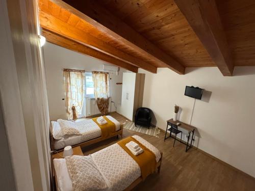 2 twin beds