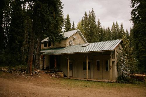 . Rustic Executive Cabin at Beaverfoot