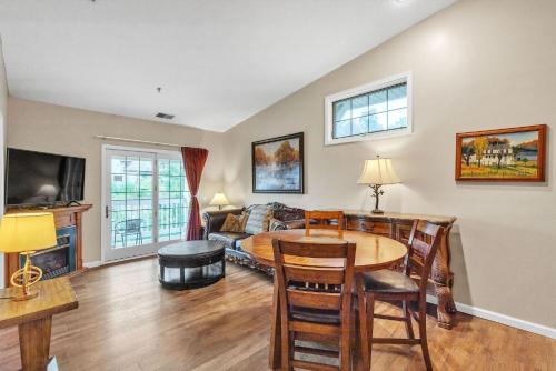 Grand Wood Suites - 3rd Floor Front Side Corner Penthouse Suite 304 in Nashville, USA