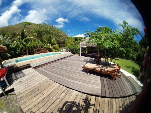 Kolam renang, Rumah 75 m² dengan 2 kamar tidur dan 1 kamar mandi pribadi di Maharepa (Fare Bamboo avec PALAPA et piscine partagée) in Maharepa