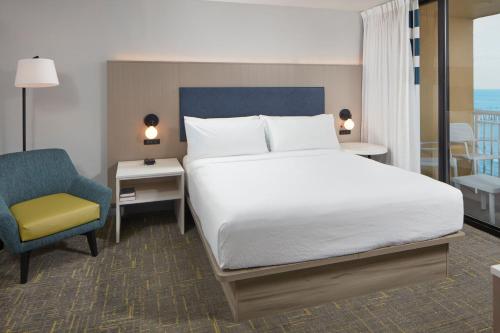 Suite, 1 King, Sofa bed, Oceanfront, High floor, Balcony