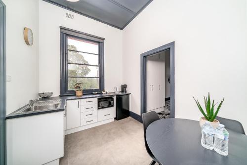Kitchen, The Hampden Suites in Wagga Wagga