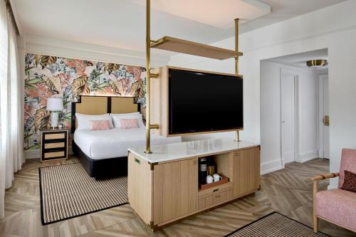 Junior King Suite with Sofa Bed image 8