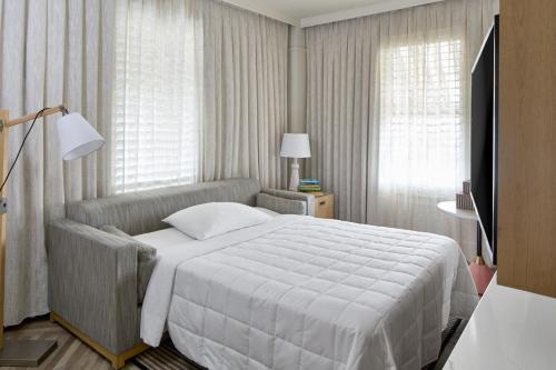 Junior King Suite with Sofa Bed image 6