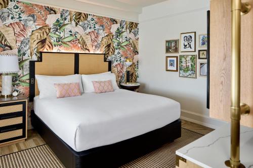 Junior King Suite with Sofa Bed image 7