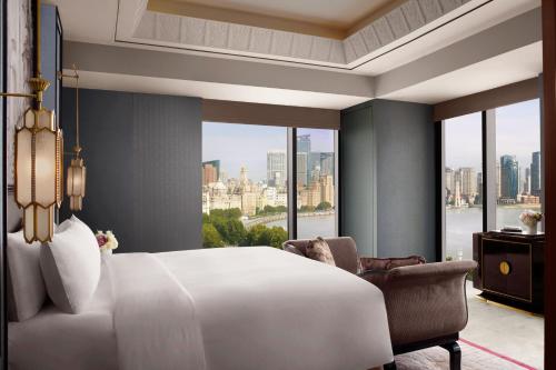 The St. Regis on the Bund, Shanghai Room Type - Shanghai Panoramic Bund, Guest room, 1 King, Panoramic Bund view