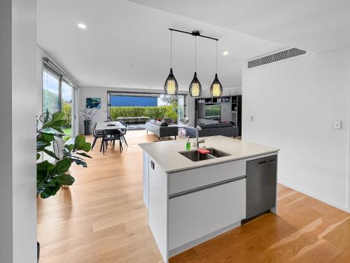 Orakei Oasis l Quality 3 Bed House inc Views in 奧拉基