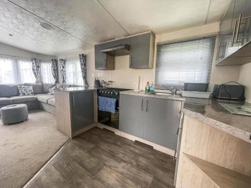Lovely Caravan With Side Decking And Free Wi-Fi At Broadland Sands Ref 20016Cf - Tap to explore photos