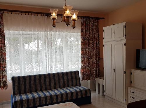 1 queen bed, 1 twin bed