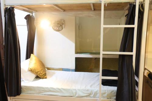 Bunk Bed in Mixed Dormitory Room image 2
