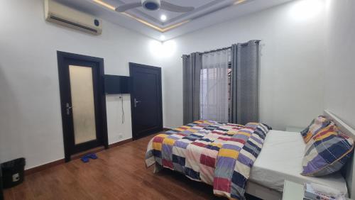 Haven Lodge Islamabad - 4BR Upper Apartment Private Entrance Rooftop & Jacuzzi - image 13