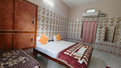 Deluxe Double Room room in Sri Yoga Mandir Guest House