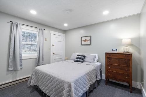 Waterfront 2 bedroom at squam (Suite 11) - image 9