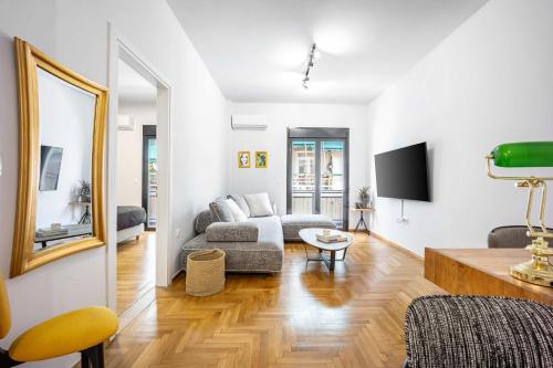 Modern 2BR in Exarchia l Ensuite Baths & Workspace, Atény