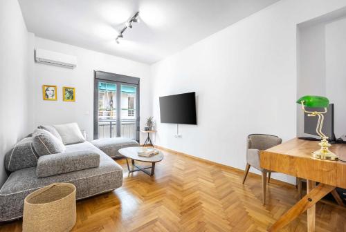 Modern 2BR in Exarchia l Ensuite Baths & Workspace, Atene (foto 8)