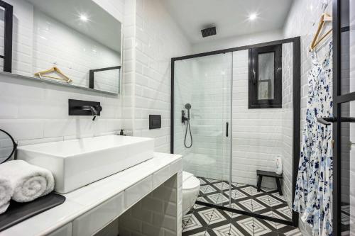 Modern 2BR in Exarchia l Ensuite Baths & Workspace, Atene (foto 5)