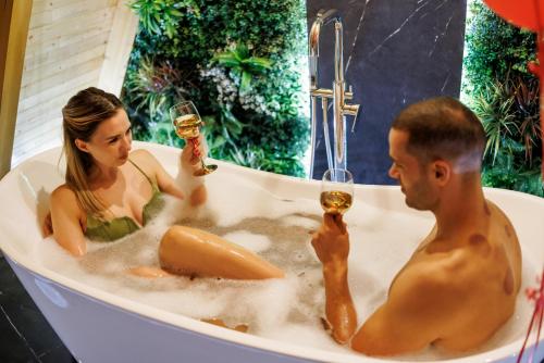 Luxurious cabin for couples with hot tub lake view in Poružnica