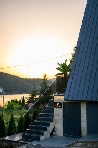 Luxurious cabin for couples with hot tub lake view in Poružnica