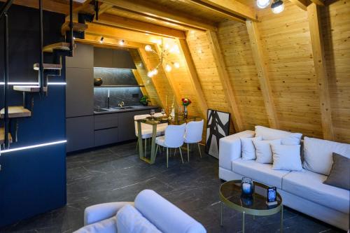 Luxurious cabin for couples with hot tub lake view in Poružnica