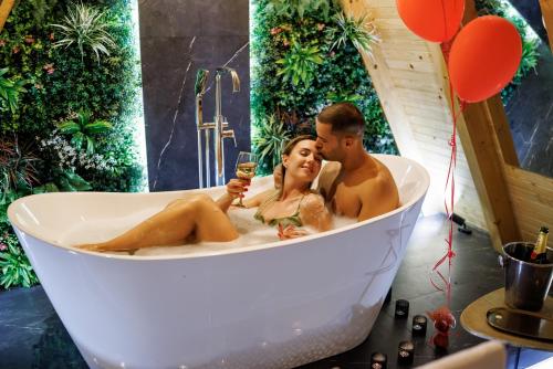 Luxurious cabin for couples with hot tub lake view in Poružnica